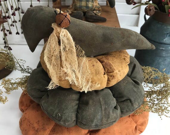 Primitive Grungy Stack Pumpkins & Crow, Primitive Pumpkins, Primitive Crown, Dried Sweet Annie, Table Decor, Shelf Sitter, Primitive Decor