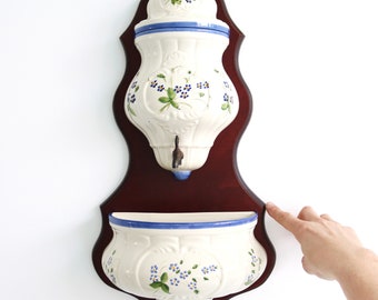 Robinet BASSANO en porcelaine émaillée du début des années 1900, ensemble assorti de salle de bain pour la décoration. Objet de collection