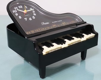PIANO Vintage Alarm Top Clock Mantel MUZIKALE jaren 1970 Geanimeerd geluid Extreem ZELDZAAM Collectors Item!! Gerestaureerd en onderhouden Eén jaar garantie!