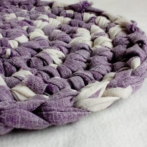 Salvamanteles redondo de ganchillo hecho a mano para olla caliente, salvamanteles de trapo morado y blanco, accesorio de cocina bohemio, soporte ecológico para sartenes, decoración rústica reciclada