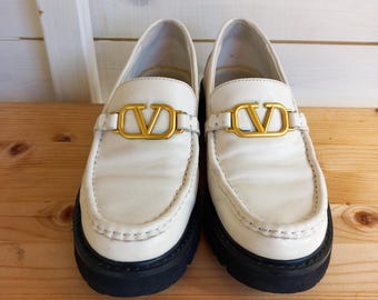 Zapatos planos estilo mocasín Valentino Garavani vintage Y2K de piel color crema con el logotipo V distintivo y cierre dorado, suela gruesa con tacos. Talla UK 5 EU 38 US 7.