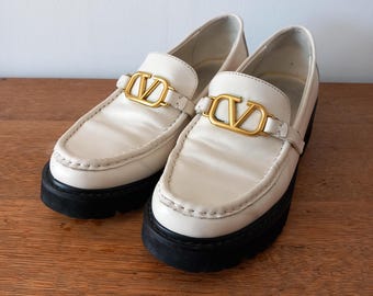 Vintage Y2K Valentino Garavani Cream Leather Signature VLogo Gold Snaffle Bar Chunky Cleated Sole Loafers Flat Shoes Size UK 5 EU 38 US 7