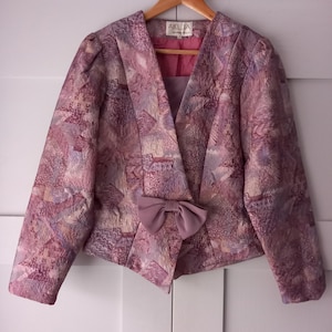 Vintage Arlia Mönstrad Blommig Jacquard Brokadjacka med Rosett Framtill Storlek UK 10 - Cottagecore Whimsical