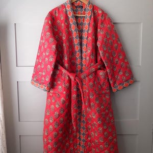 Kimono lungo trapuntato in cotone con stampa a blocchi color corallo e oro di Diddly Do, con motivo patchwork Kantha.