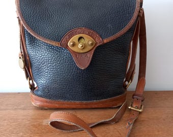 Bolso bandolera/bandolera vintage Dooney & Bourke de piel texturizada granulada en relieve, color negro, marrón y negro, resistente a la intemperie.