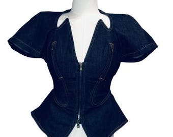 Chaqueta corta de mezclilla azul con forma de "Atlántida de Platón" de ALEXANDER McQUEEN Primavera/Verano 2010, talla 40 ITA #AlexanderMcQueen #Archivo #raro #denim #vintage