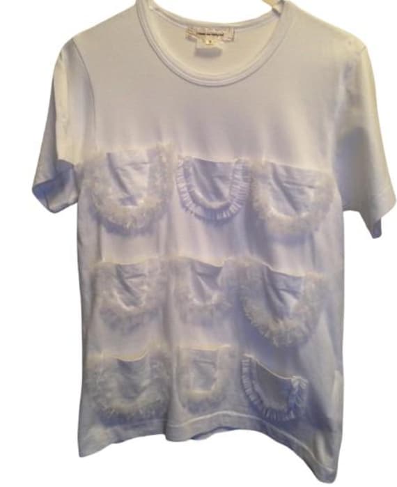 COMME DES GARCONS white cotton T-Shirt, with six pockets embellished with ruffles, size S international. #japan #minimalism #conceptual