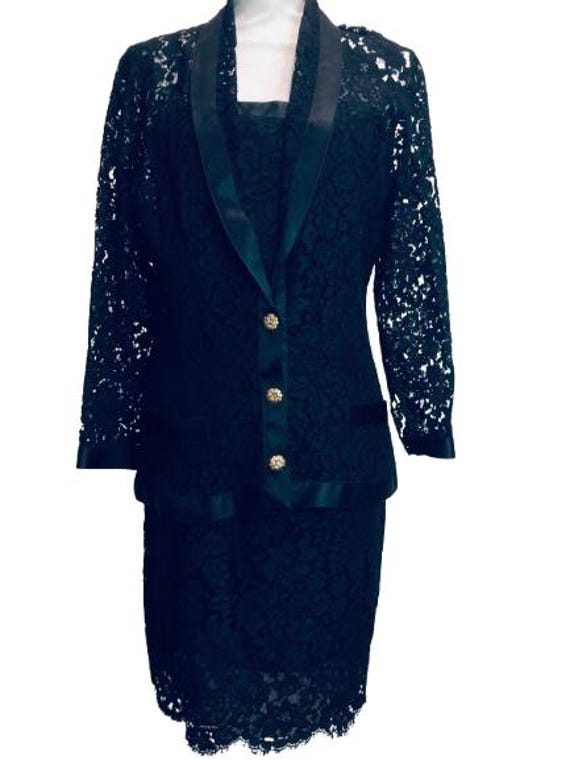 CHANEL Boutique by Karl Lagerfeld 1988/89 Camelia Lace Corseted Dress and Jacket Size Ita 42 #Couture #vintage #chanel #boutique #rare