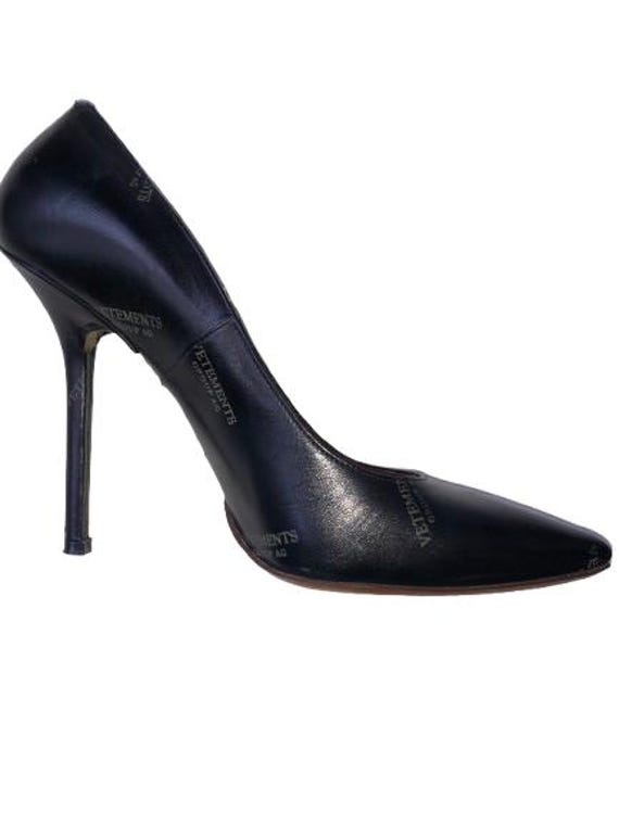 VETEMENTS Black Genuine Logoed Leather Pumps with "Snatched" Effect on Shoe Sole size 39 EU #VETEMENTS #pumps #heels #gvasalia #avantgarde