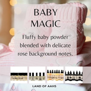 Puede incluir: Botines de beb&eacute; rosas con el texto "BABY MAGIC" y descripciones de productos. La imagen incluye una variedad de botellas peque&ntilde;as y aerosoles. El texto describe la fragancia como polvo de beb&eacute; esponjoso mezclado con delicadas notas de fondo de rosa.