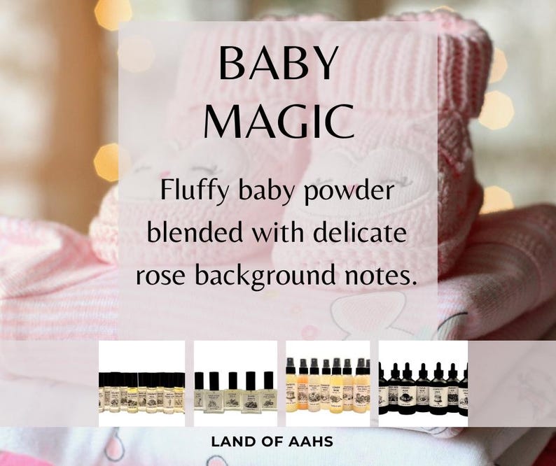 Puede incluir: Botines de beb&eacute; rosas con el texto "BABY MAGIC" y descripciones de productos. La imagen incluye una variedad de botellas peque&ntilde;as y aerosoles. El texto describe la fragancia como polvo de beb&eacute; esponjoso mezclado con delicadas notas de fondo de rosa.