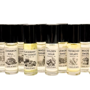 Puede incluir: Una taza de cer&aacute;mica blanca con un asa negra y el texto "But First, Coffee" en negro, en negrita. La taza est&aacute; sobre una superficie blanca.