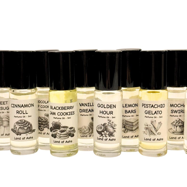 Puede incluir: Una taza de cer&aacute;mica blanca con un asa negra y el texto "But First, Coffee" en negro, en negrita. La taza est&aacute; sobre una superficie blanca.