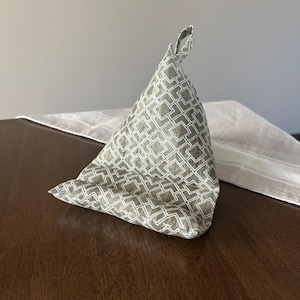 kindle/phone pillow stand