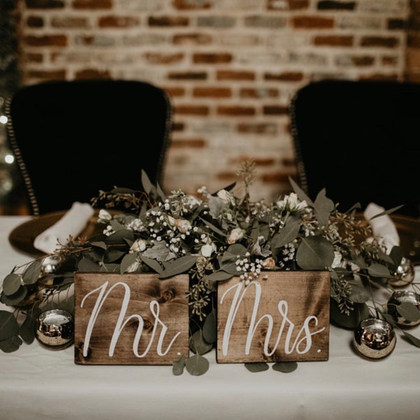 Letreros de mesa para novios: decoración rústica de madera para bodas
