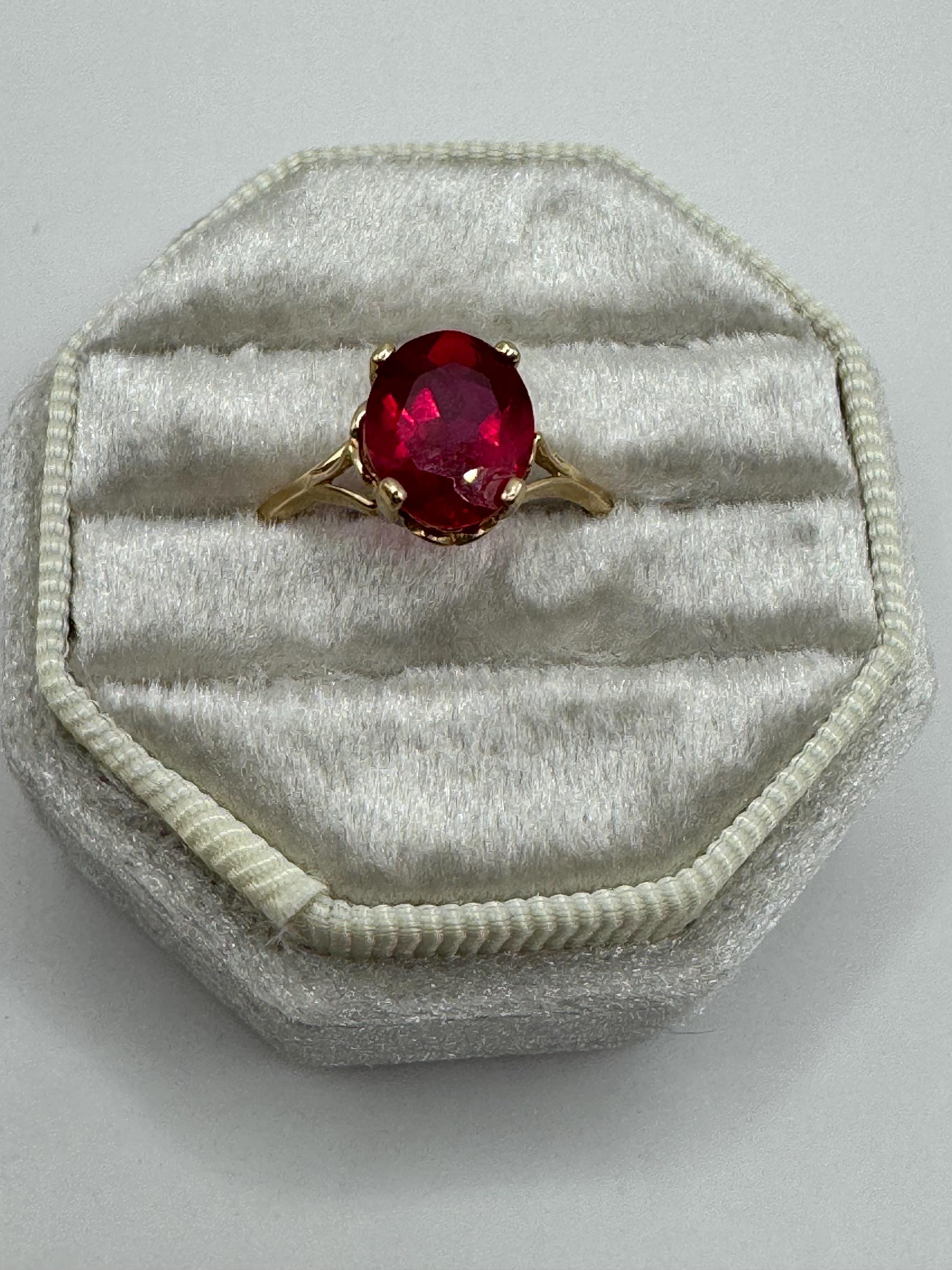 Vintage 14k Yellow Gold Ruby Ring: 3.15ct Oval Gemstone