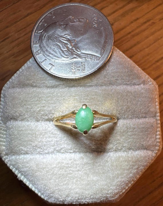 14k Yellow Gold 4x6mm oval Nephrite Jade  Split Shank Ring size 4.25. 1.9g.