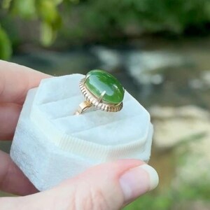 9K Yellow Gold, Green Nephrite Jade Cabochon solitaire vintage Ring Size 7.5, 4.5g image 3