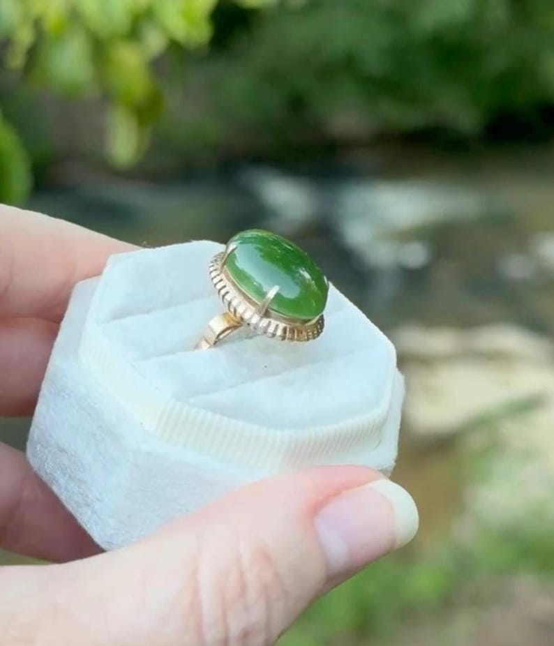 9K Yellow Gold, Green Nephrite Jade Cabochon solitaire vintage Ring Size 7.5, 4.5g image 3