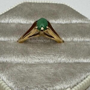 14k Yellow Gold 4x6mm oval Nephrite Jade Split Shank Ring size 4.25. 1.9g. image 5