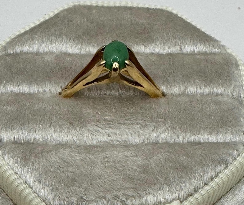 14k Yellow Gold 4x6mm oval Nephrite Jade Split Shank Ring size 4.25. 1.9g. image 5