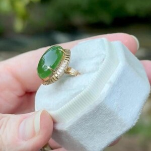 9K Yellow Gold, Green Nephrite Jade Cabochon solitaire vintage Ring Size 7.5, 4.5g image 2