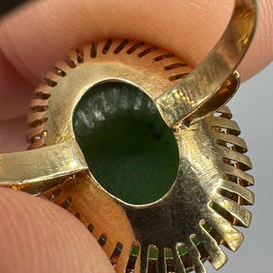 9K Yellow Gold, Green Nephrite Jade Cabochon solitaire vintage Ring Size 7.5, 4.5g image 7