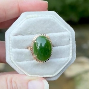 9K Yellow Gold, Green Nephrite Jade Cabochon solitaire vintage Ring Size 7.5, 4.5g image 1