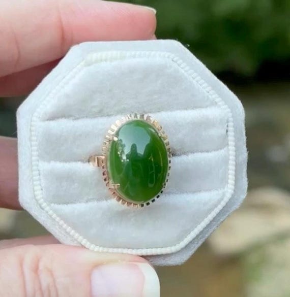9K Yellow Gold, Green Nephrite Jade Cabochon solitaire vintage Ring Size 7.5,  4.5g