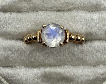 10k Yellow Gold Moonstone Vintage Ring: Prong Set, Size 5, 2.71g