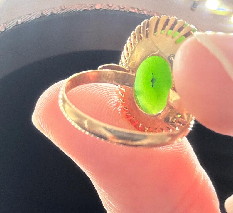 9K Yellow Gold, Green Nephrite Jade Cabochon solitaire vintage Ring Size 7.5, 4.5g image 4