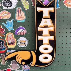 Tattoo-Pfeil-Finger-Punkt Linke Hand gemaltes Zeichen