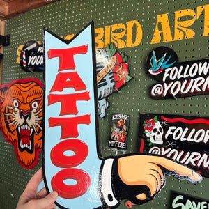 Blauer Tattoo-Pfeil-Finger-Punkt-rechte Hand gemaltes Zeichen