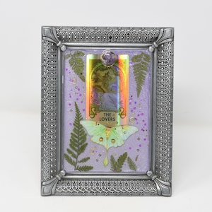The Lovers Tarot Gothic Victoriaanse Sierlijke Antieke Frame -Holographic - Amethyst Crystal - Luna Moth - Ethereal Visions Tarot Card - Valentine