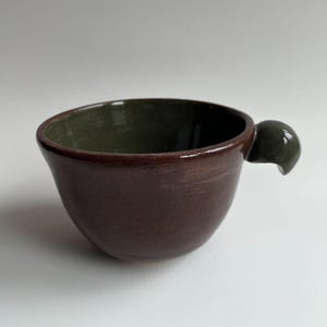 Taza de café con leche ergonómica de cerámica hecha a mano – Marrón y verde – Taza con asa escultural – Taza de café de tonos tierra