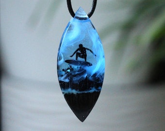 Colgante de resina de surfista brillante: collar de madera y plata de ley hecho a mano