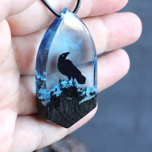 Raaf hanger ketting, zwarte raaf, houten hars hanger, gotische raaf hanger, gloeiende sieraden, heren raaf ketting, totem sieraden