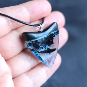 メンズ サメペンダント - 海の風景ネックレス - 彼への海をテーマにしたギフト - サメの歯にインスパイアされたデザイン