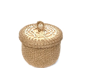 Basket with its wooden lid