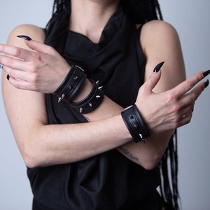 Pulsera de cuero de grano completo hecha a mano con púas – Brazalete punk con púas de metal