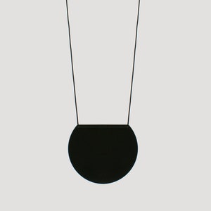 Lune Nero Ketting ~ Zwart geschilderde messing ketting, Minimaal ontwerp, Messing sluiting
