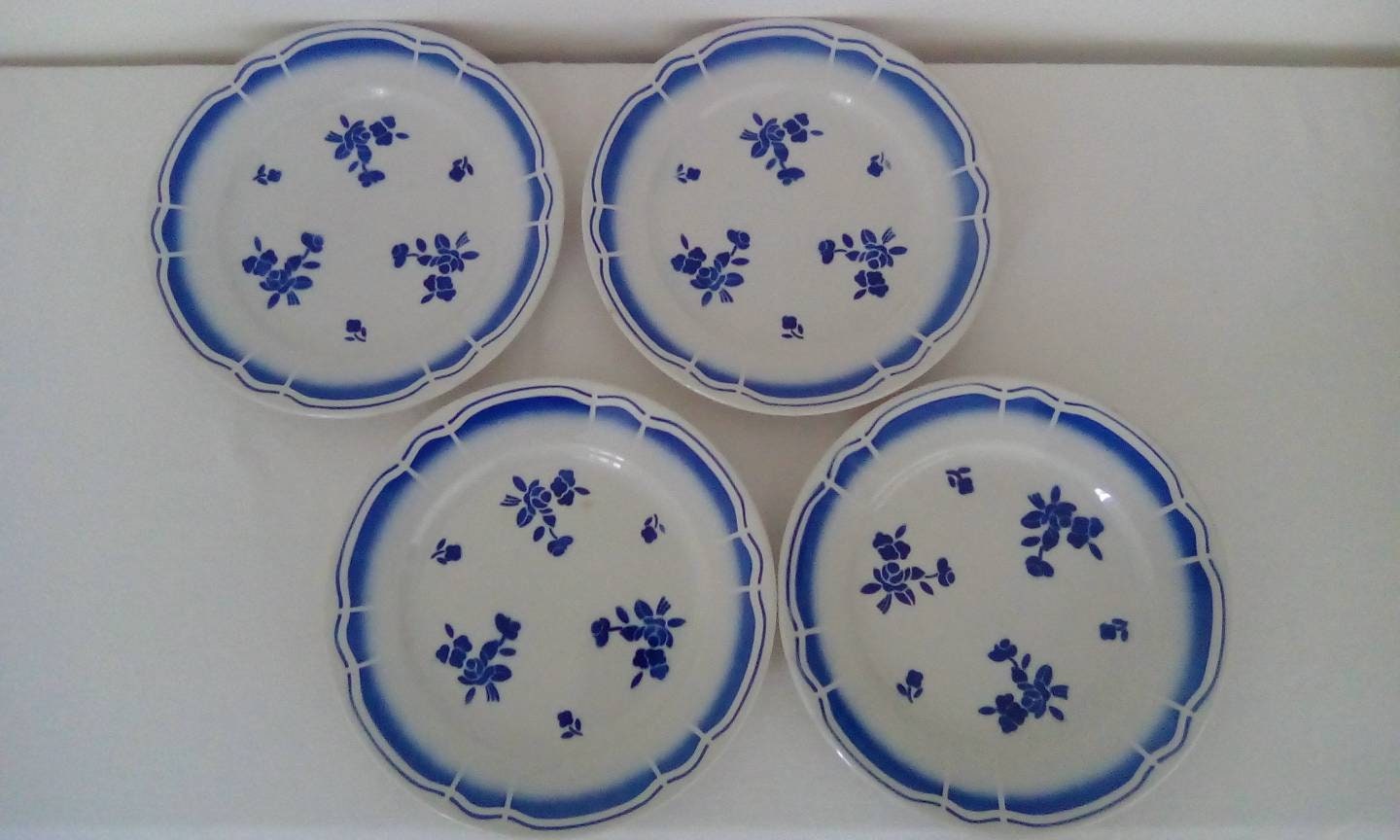 Ensemble Des Années 1930 de Quatre Plaques Badonvillier/Assiettes Bleues et Blanches