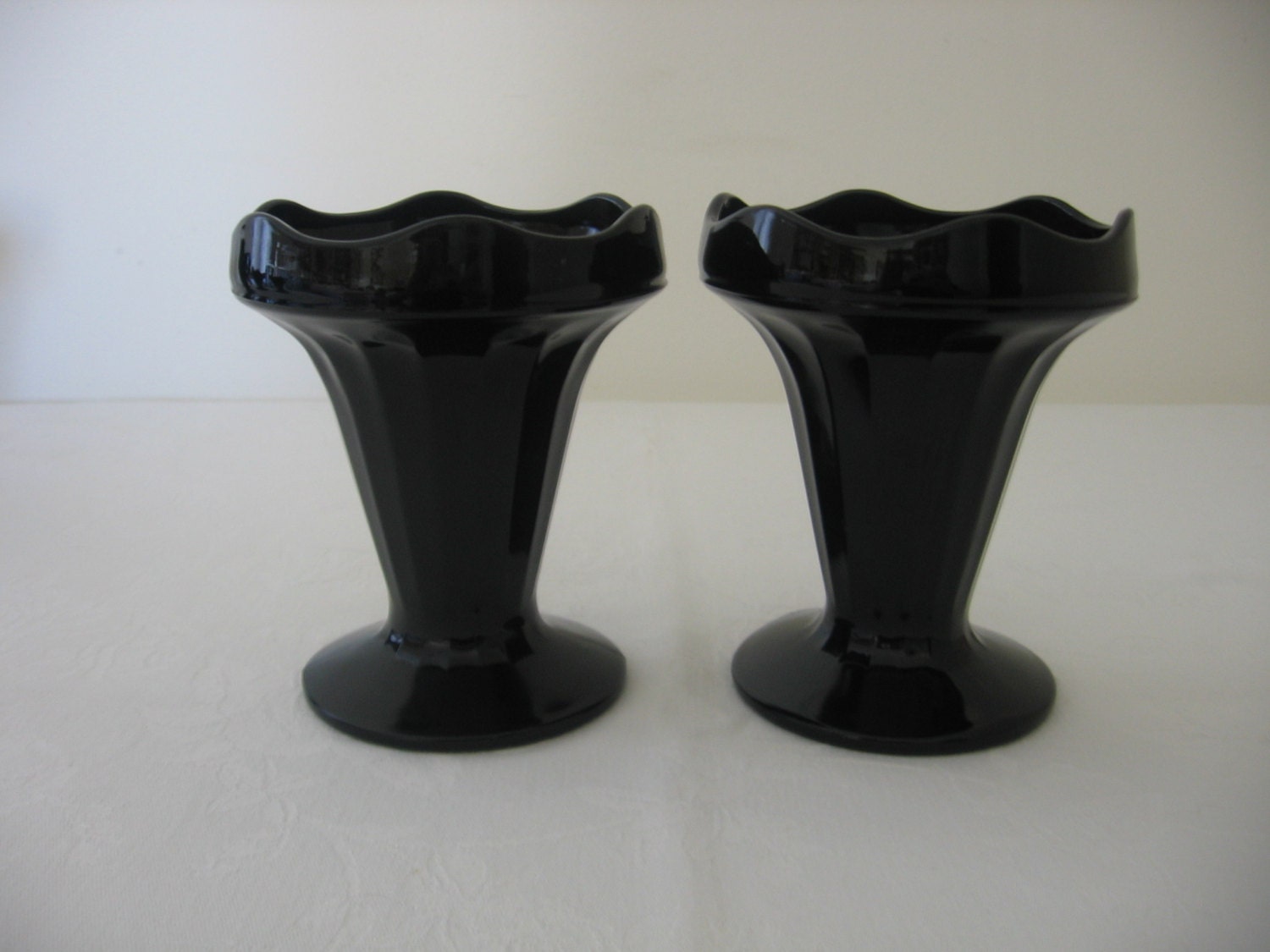 Belle Paire de Luminarc/Arcopal Black Glass Sundae Ice Cream Desserts Dishes Français Vintage Circa 