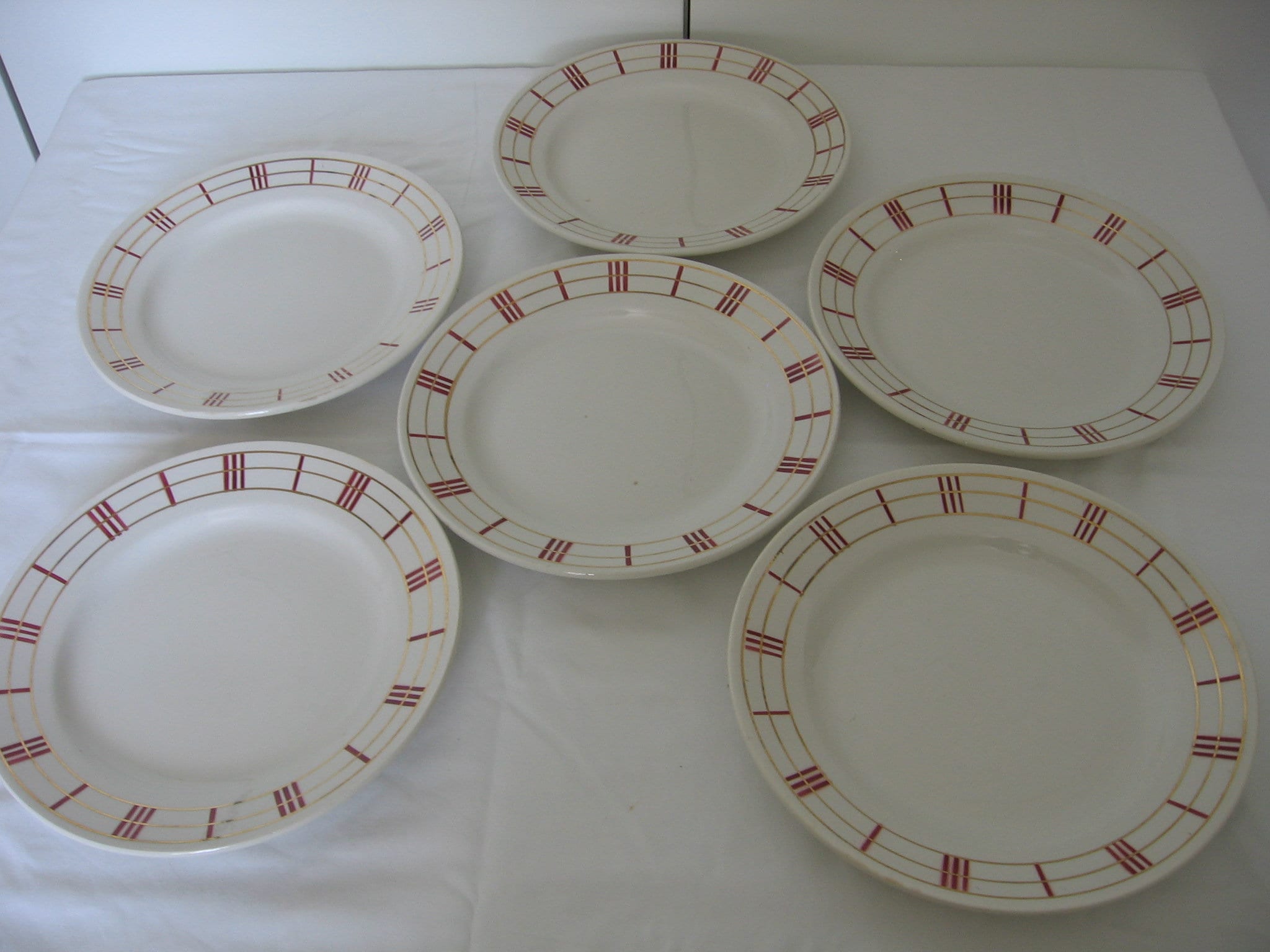 Ensemble de 6 Millésimes Moulin Des Loups Rouge et Or sur Plaques Fond Blanc/Assiettes Vers 1920 Mod