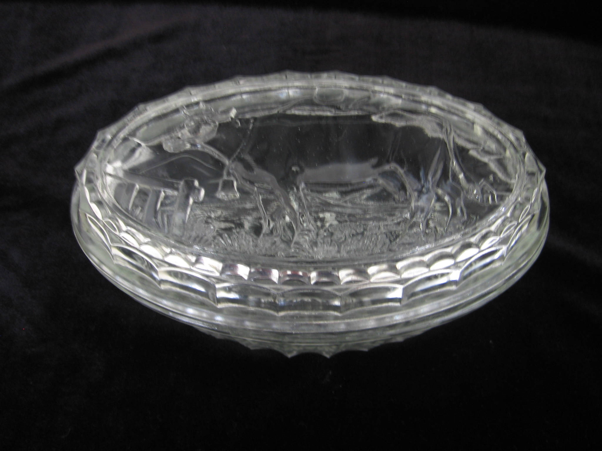 Oval Français Vintage Pressed Glass Butter Dish With Grazing Cow & Pastoral Scene Design Oval França