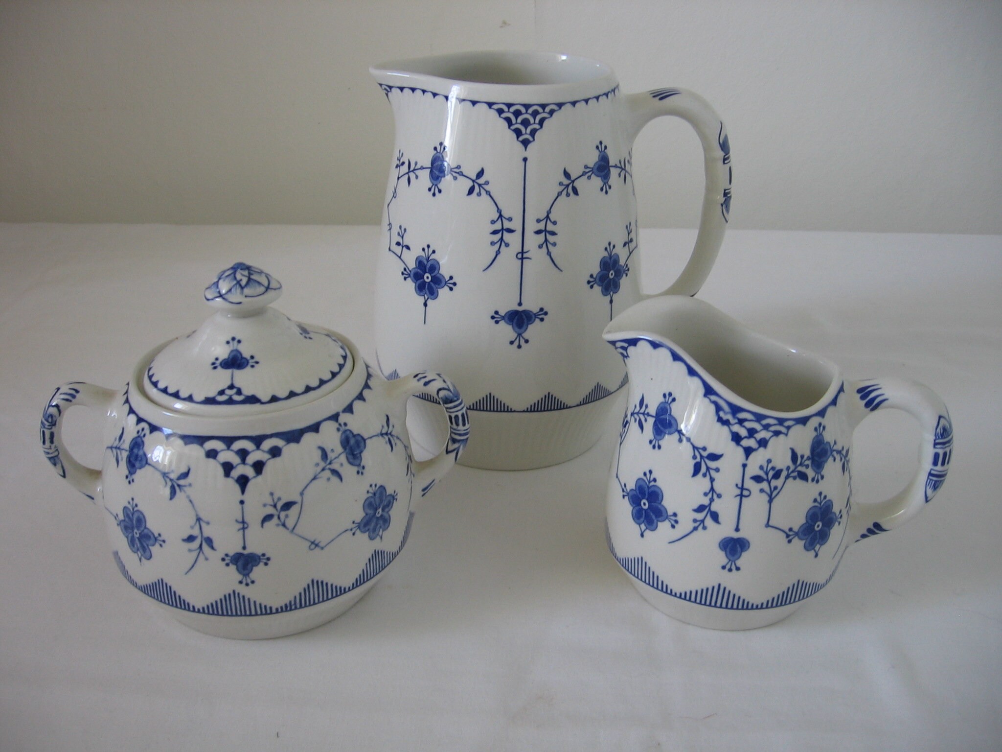 Superbe Ensemble de Furnivals Danemark Blue Design Sugar Bowl, Petite Cruche Lait, Grande Lait Staff