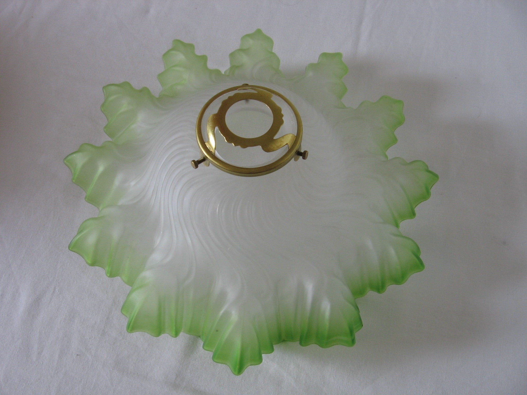 Belle Français Vintage Glass Frilly Edge Abat-Jour Vert Pâle avec Verre Givré Côtelé Laiton Moderne 