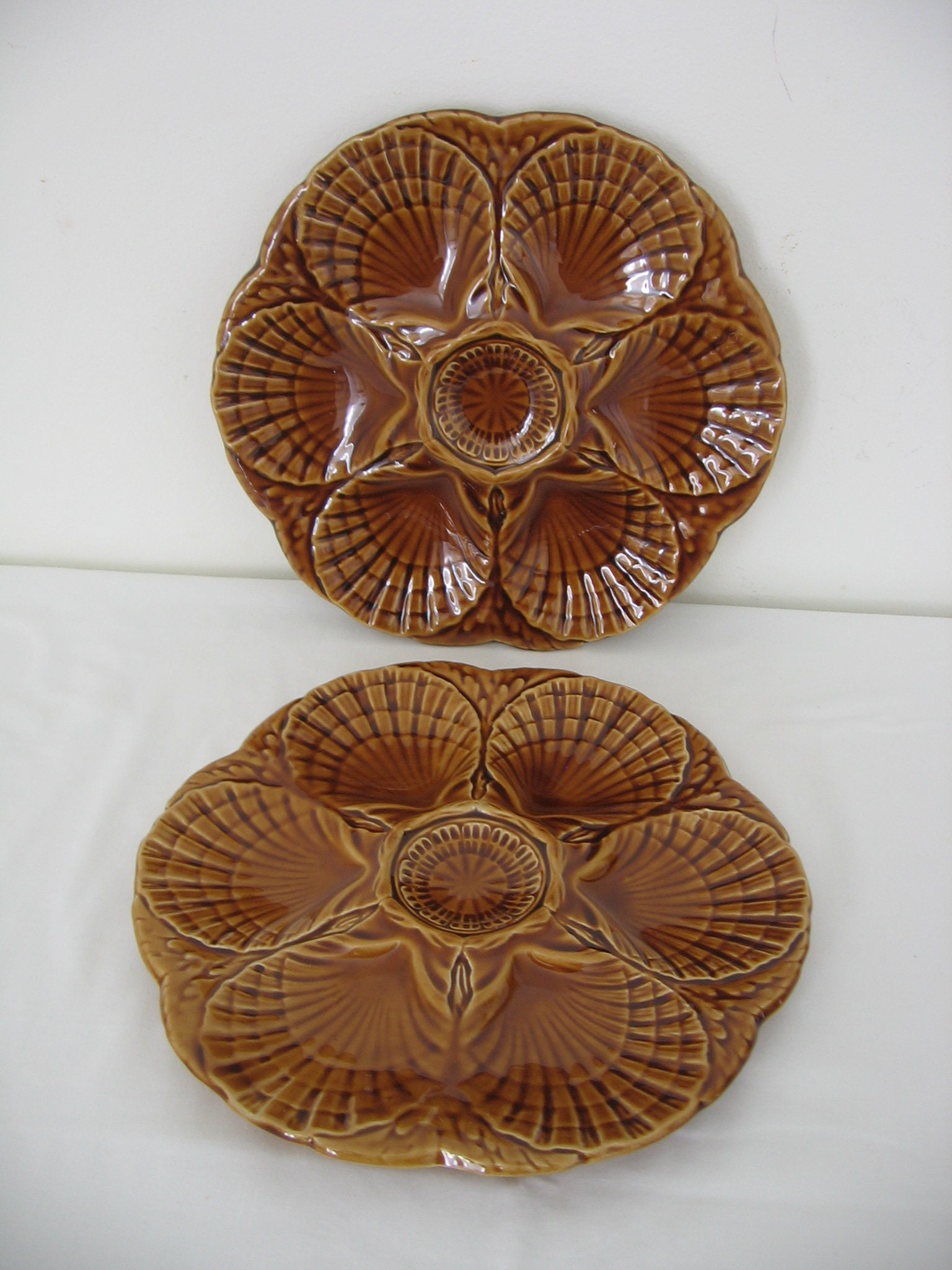 Belle Paire de Sarreguemines Majolique Festonnée/Assiettes d'huîtres Barbotines Plateaux 1920 - Anné