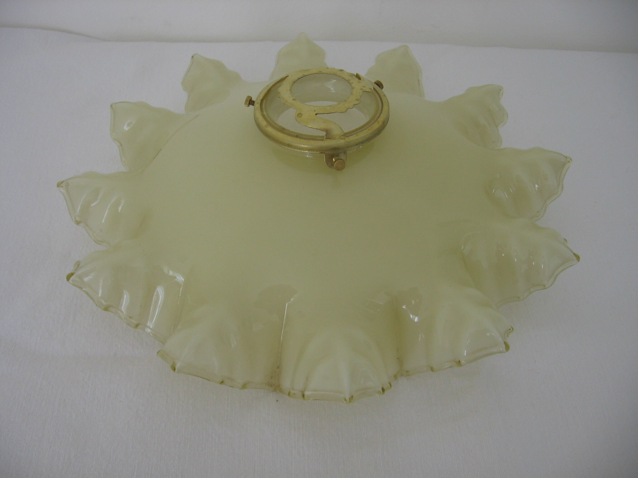 Art Déco Frou-Frou Français Vintage Pale Primrose Yellow Milk Glass Snowflake Design Frilly Edged Su