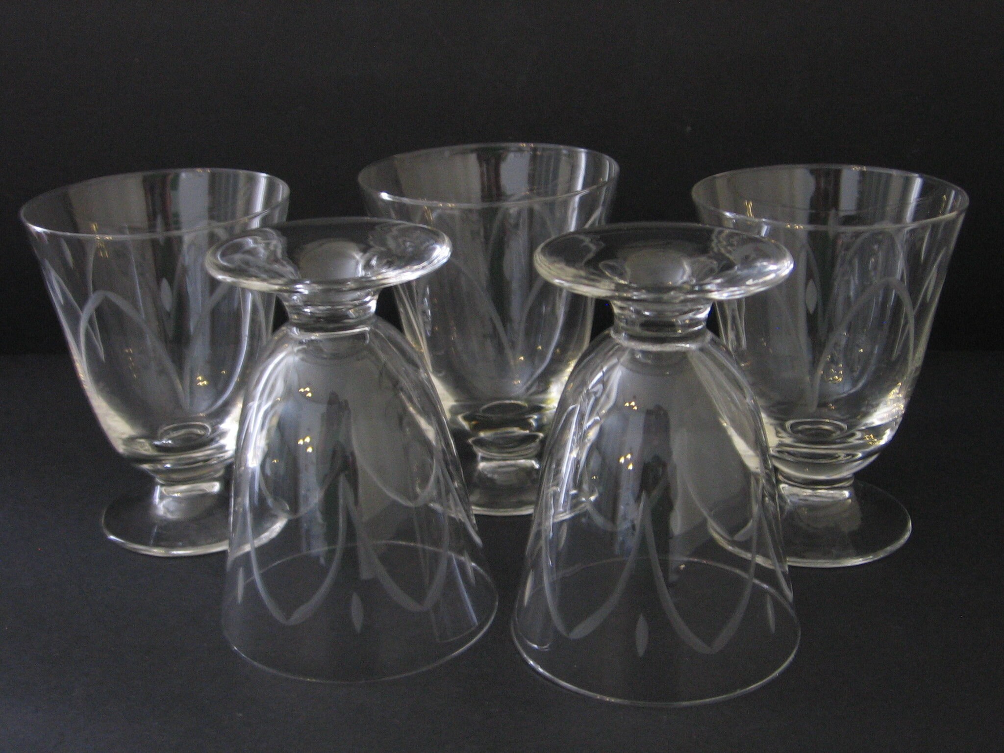 Bel Ensemble de 5 Cinq Verres à Vin/Eau Gravés Du Milieu Siècle Vers Les Années 1950